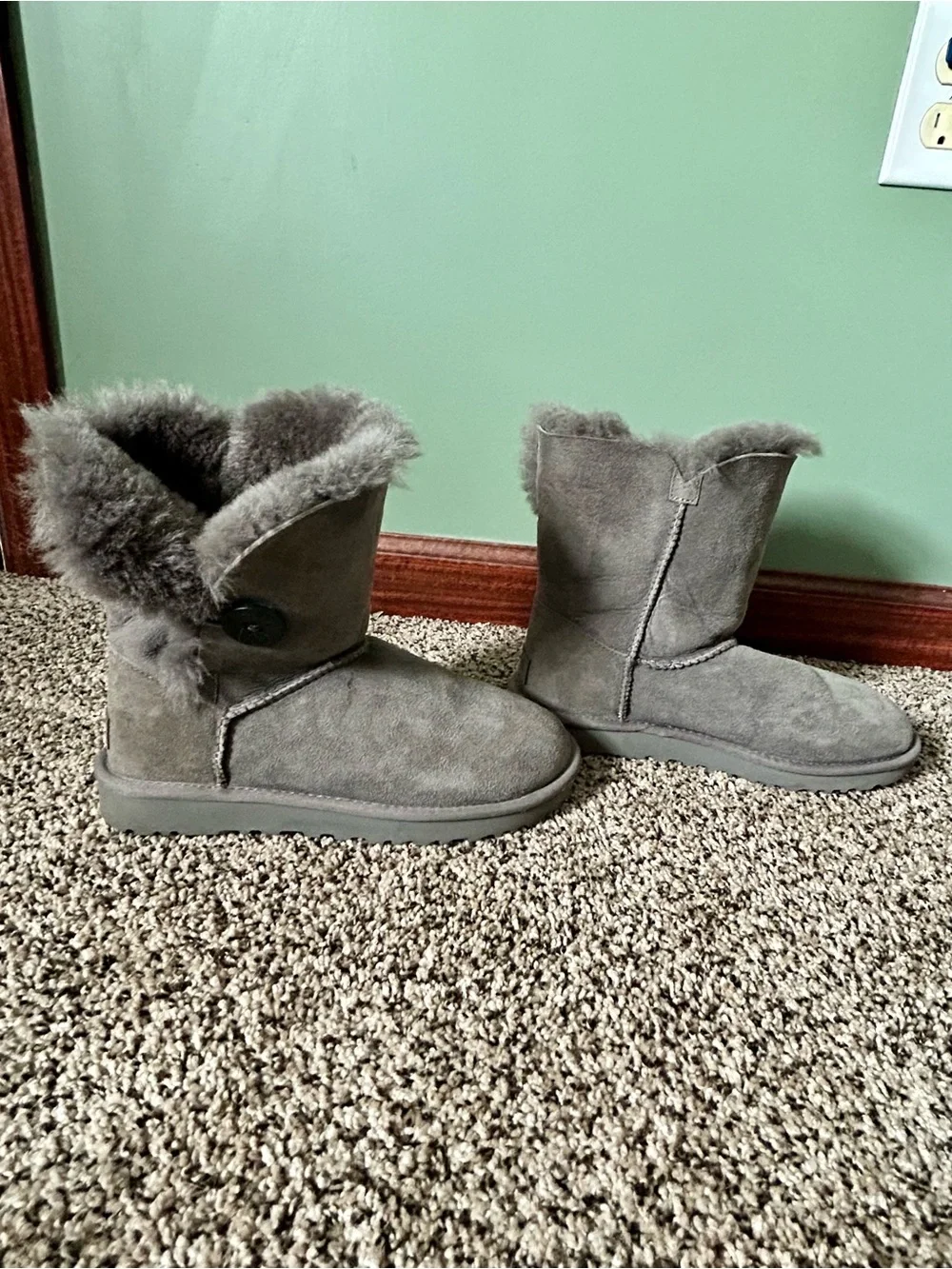 UGG Bailey Button II Boots Women’s Size 8 Gray + Original UGG Care Kit